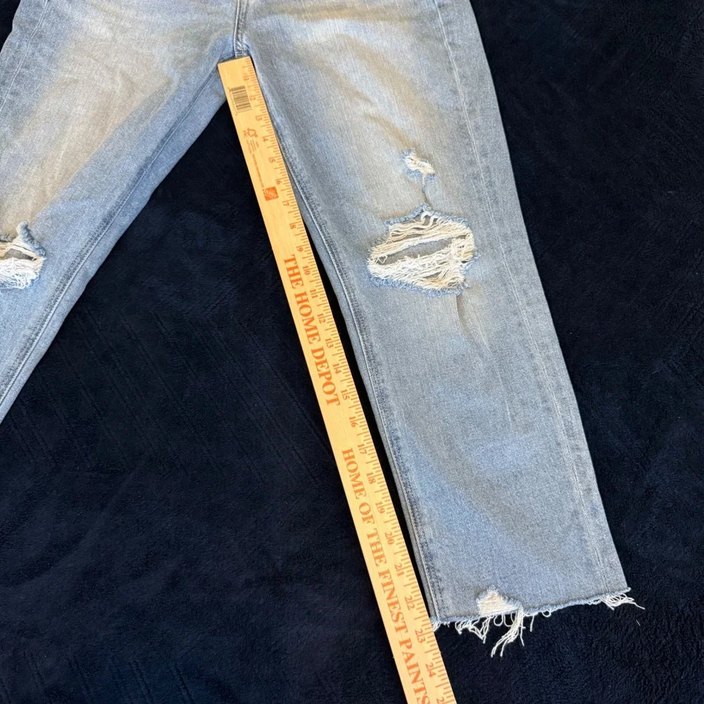American Eagle High Waisted Mom Jeans Size 4 Short Light Wash Distressed Raw Hem